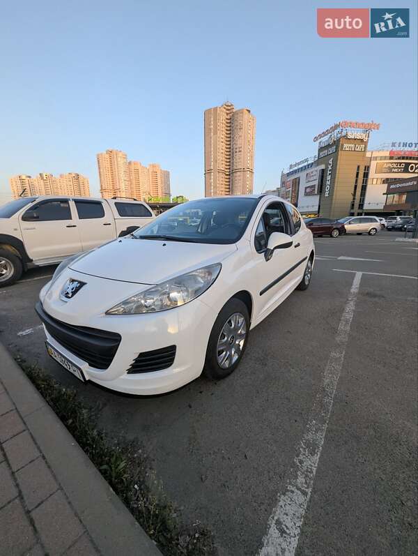 Хэтчбек Peugeot 207 2010 в 