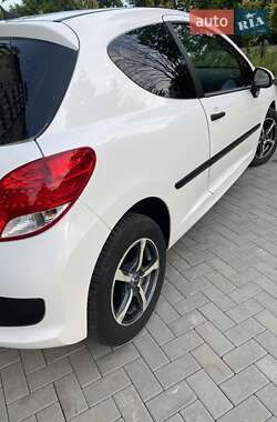 Хетчбек Peugeot 207 2010 в 