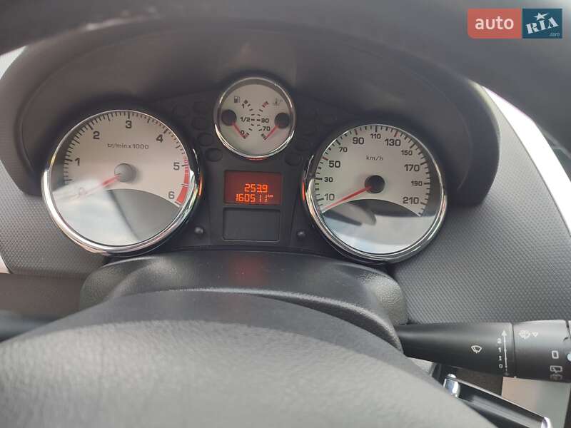 Хетчбек Peugeot 207 2011 в Чернівцях