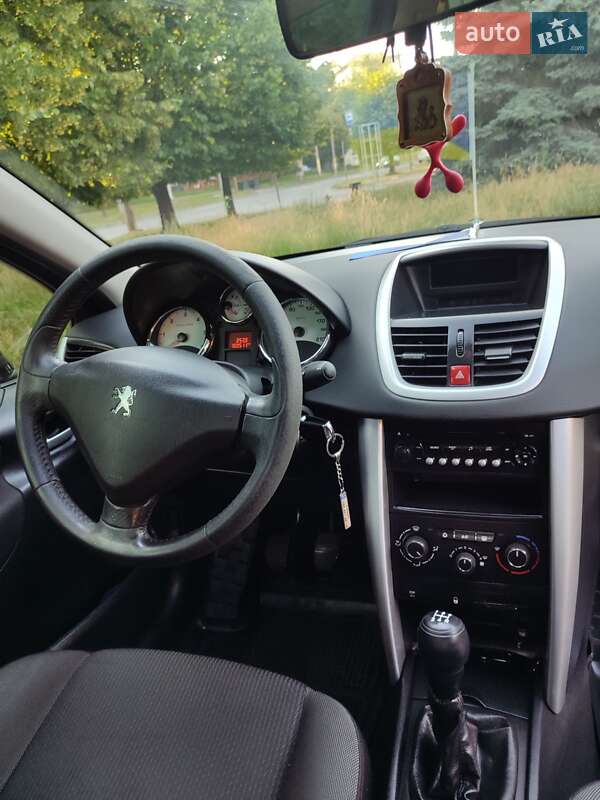 Хетчбек Peugeot 207 2011 в Чернівцях