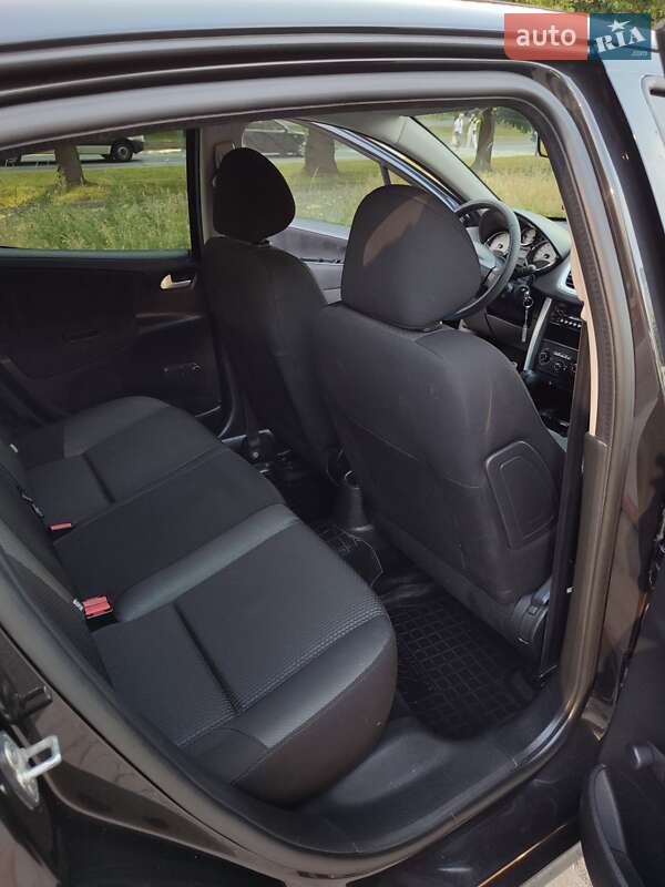 Хетчбек Peugeot 207 2011 в Чернівцях