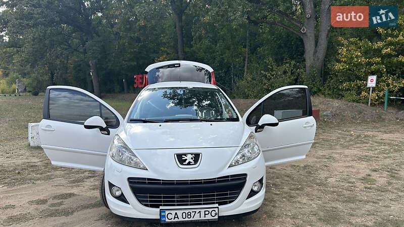 Хетчбек Peugeot 207 2011 в Новоархангельську
