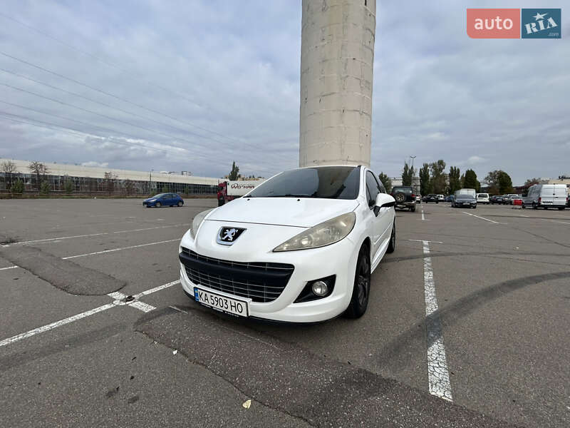 Хэтчбек Peugeot 207 2011 в Киеве
