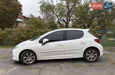 Хэтчбек Peugeot 207 2011 в 