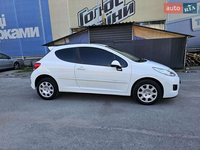 Хэтчбек Peugeot 207 2011 в Киеве