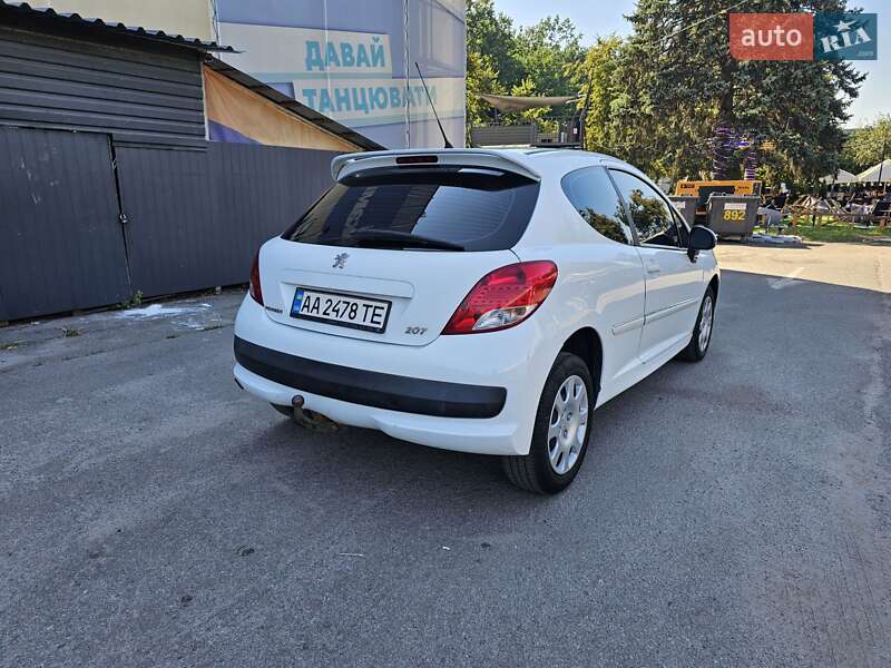 Хэтчбек Peugeot 207 2011 в Киеве