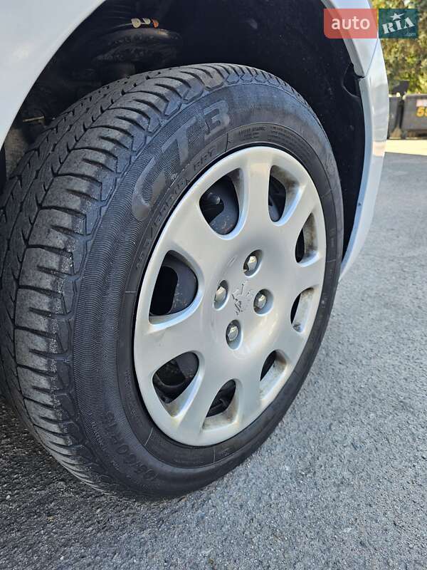 Хэтчбек Peugeot 207 2011 в Киеве