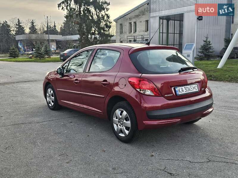 Хэтчбек Peugeot 207 2010 в Киеве