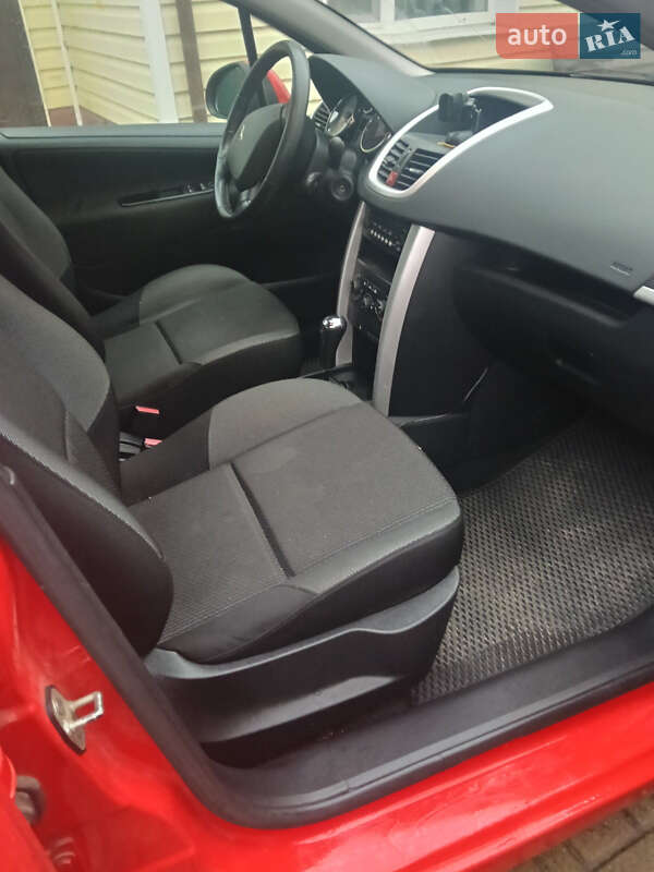 Хэтчбек Peugeot 207 2011 в Брусилове