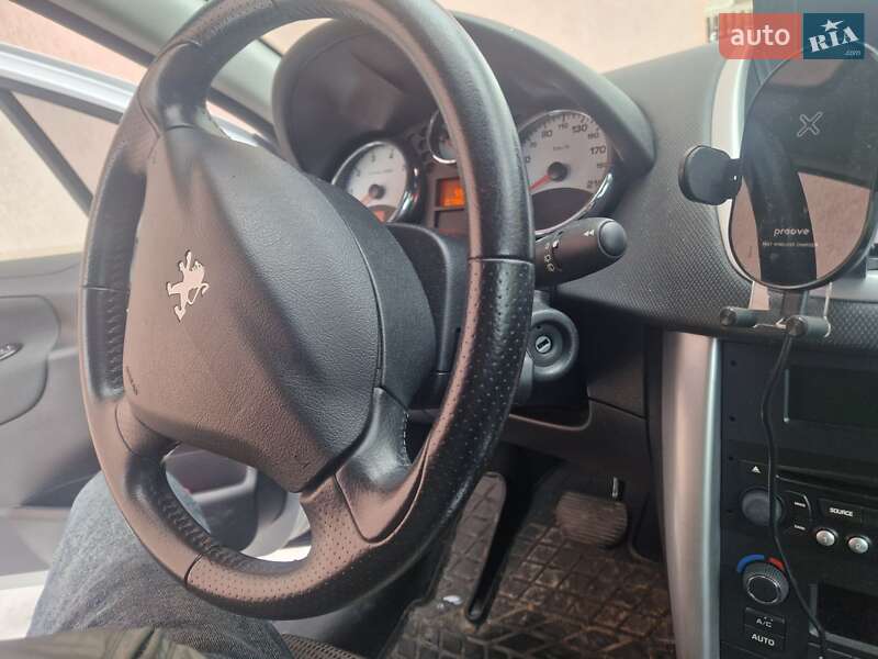 Хэтчбек Peugeot 207 2011 в Долине