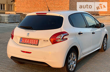 Хетчбек Peugeot 208 2014 в 