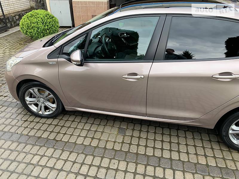 Хетчбек Peugeot 208 2014 в Вінниці