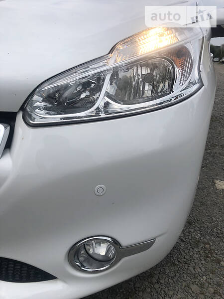 Хетчбек Peugeot 208 2014 в Ужгороді фото 7 Хетчбек Peugeot 208 2014 в Ужгороді