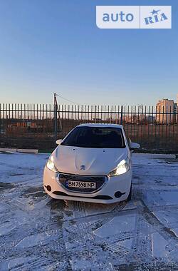 Хэтчбек Peugeot 208 2012 в Южном