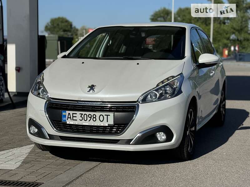 Хетчбек Peugeot 208 2016 в Дніпрі