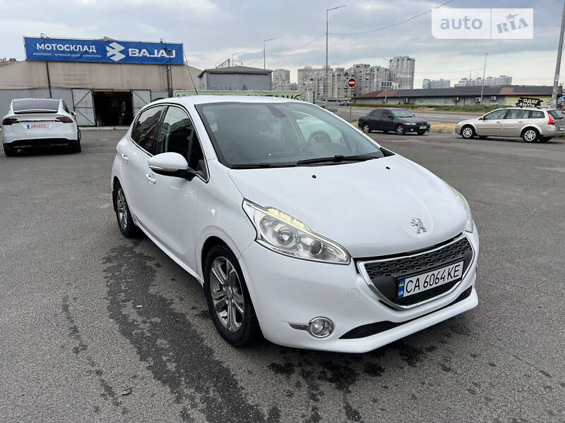 Хэтчбек Peugeot 208 2013 в Киеве