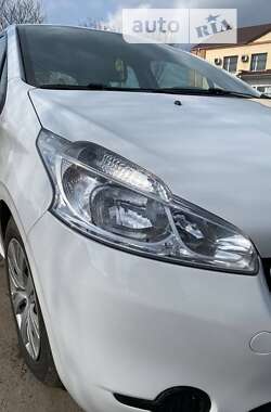 Хэтчбек Peugeot 208 2013 в Теофиполе