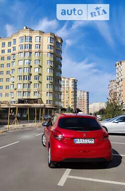 Хэтчбек Peugeot 208 2015 в 