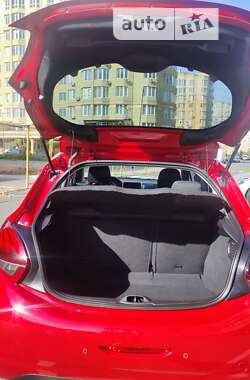 Хэтчбек Peugeot 208 2015 в 