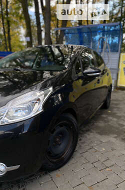 Хетчбек Peugeot 208 2012 в Долині