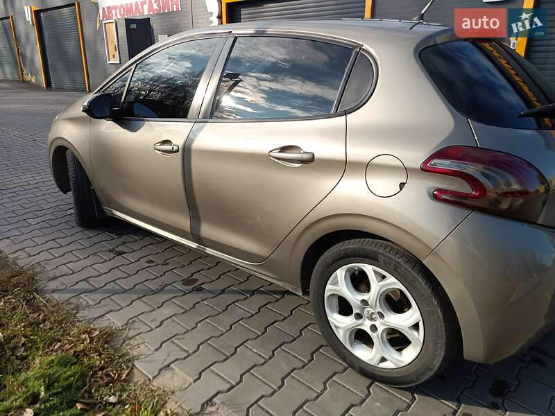 Хетчбек Peugeot 208 2013 в Кам'янському