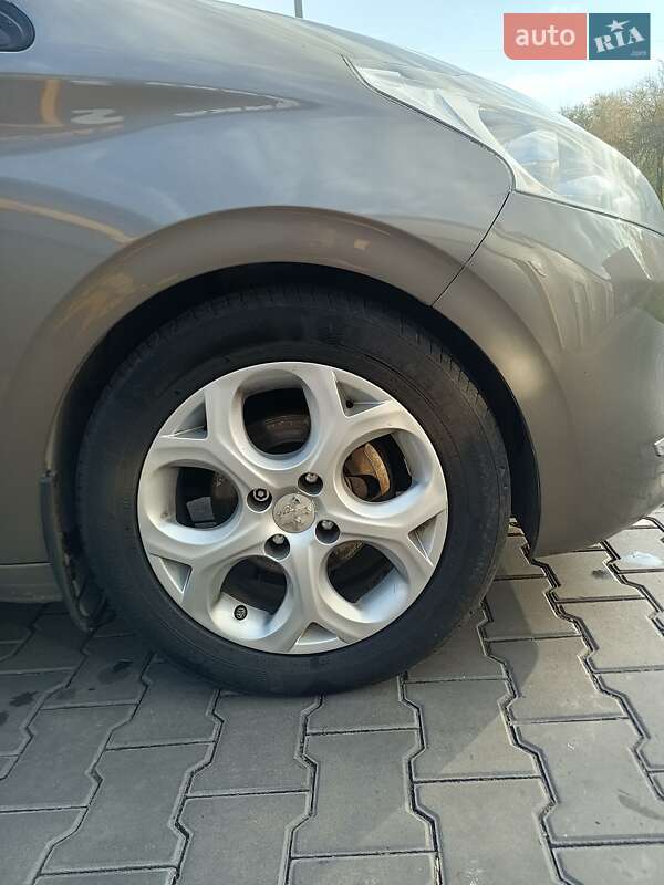 Хетчбек Peugeot 208 2013 в Кам'янському