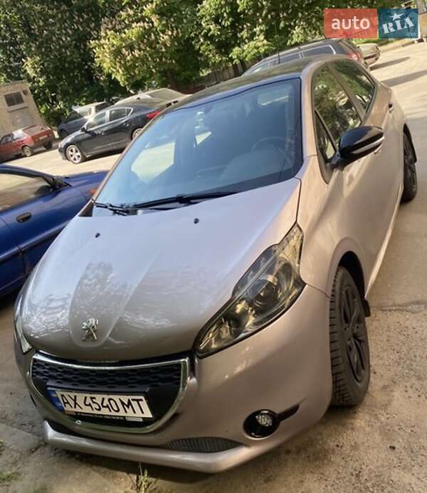 Хэтчбек Peugeot 208 2014 в 