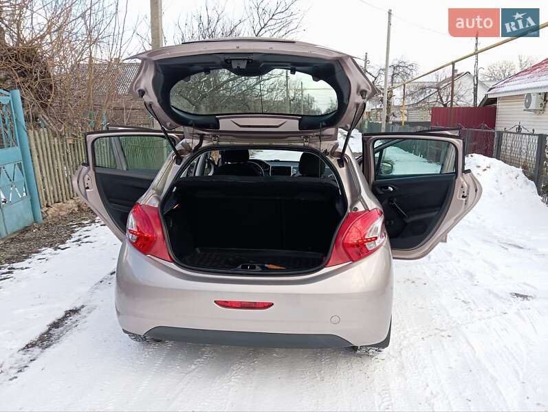 Хетчбек Peugeot 208 2013 в Любашівці