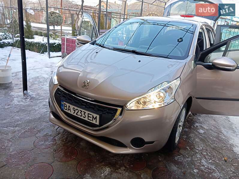Хетчбек Peugeot 208 2013 в Любашівці