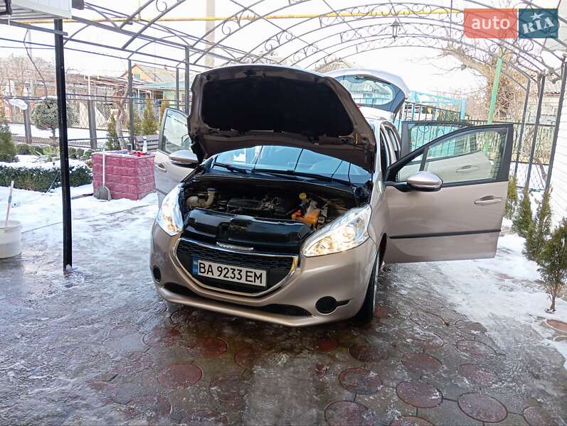 Хетчбек Peugeot 208 2013 в Любашівці