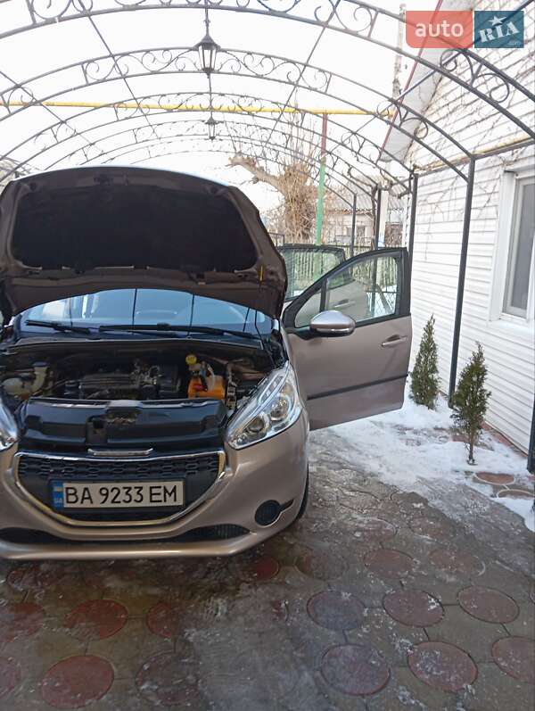 Хетчбек Peugeot 208 2013 в Любашівці