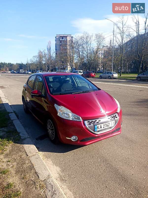 Хетчбек Peugeot 208 2012 в 