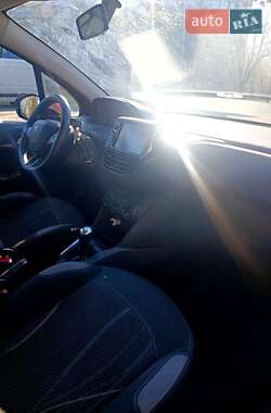 Хетчбек Peugeot 208 2012 в 