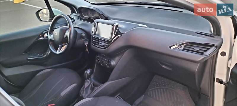 Хетчбек Peugeot 208 2015 в Києві