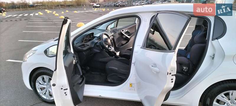 Хетчбек Peugeot 208 2015 в Києві