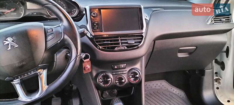 Хетчбек Peugeot 208 2015 в Києві