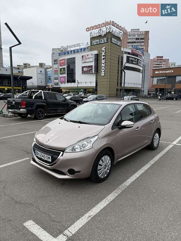 Хетчбек Peugeot 208 2015 в 