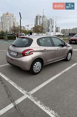 Хетчбек Peugeot 208 2015 в 