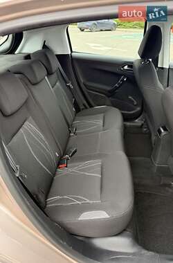 Хетчбек Peugeot 208 2015 в 