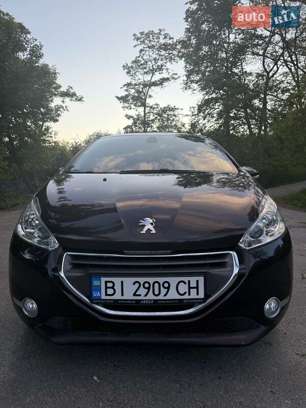 Хетчбек Peugeot 208 2013 в 