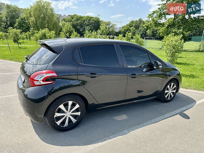 Хетчбек Peugeot 208 2012 в Івано-Франківську