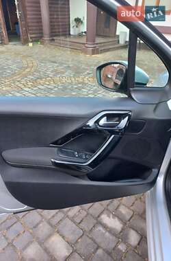 Хетчбек Peugeot 208 2015 в 