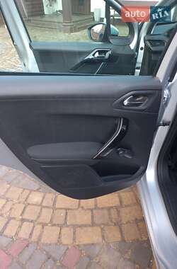 Хетчбек Peugeot 208 2015 в 