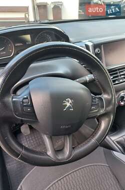 Хетчбек Peugeot 208 2015 в 