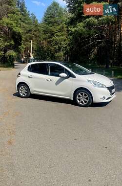 Хетчбек Peugeot 208 2013 в Дніпрі