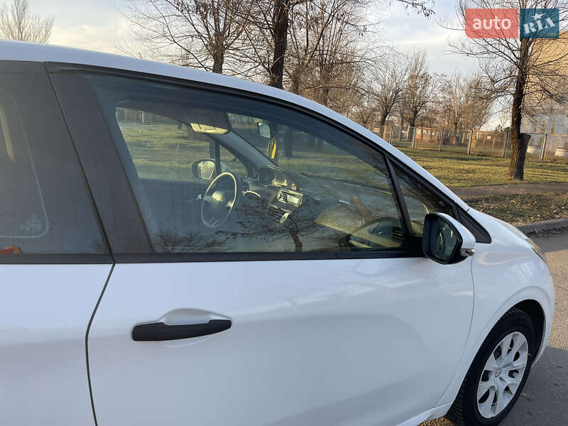 Хетчбек Peugeot 208 2013 в Кривому Розі