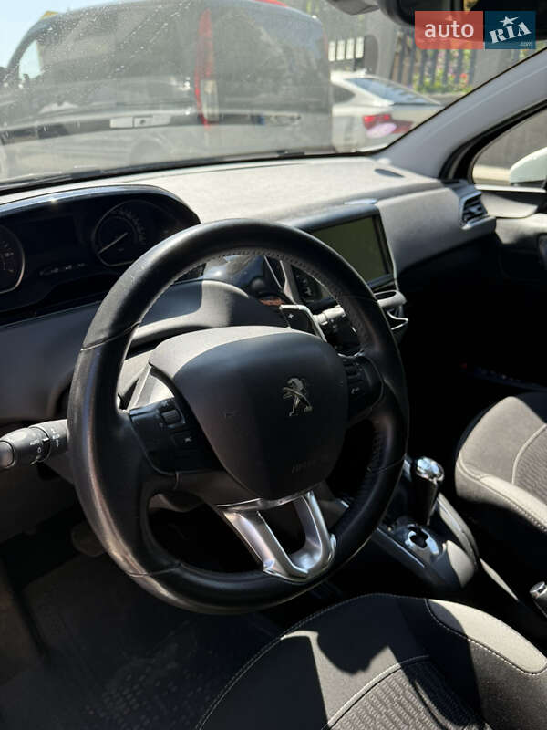 Хэтчбек Peugeot 208 2016 в Львове
