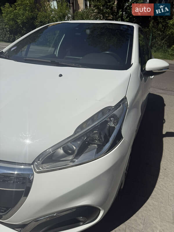 Хэтчбек Peugeot 208 2016 в Львове