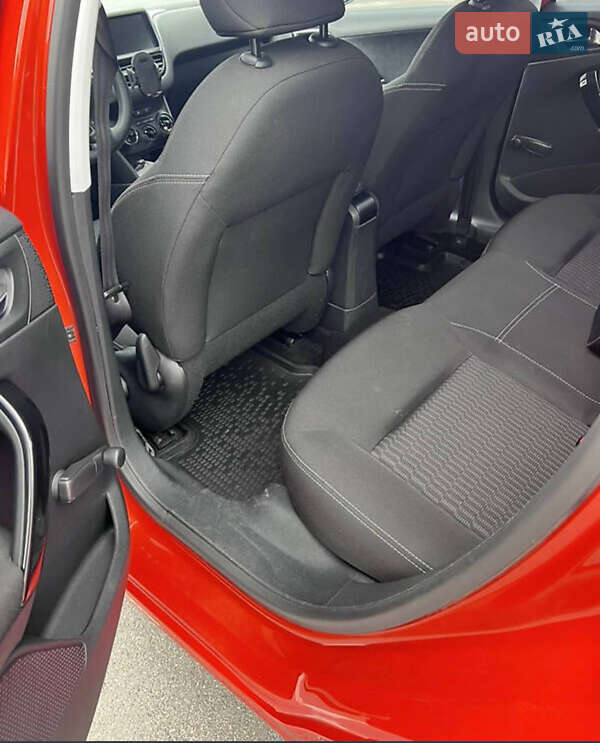 Хетчбек Peugeot 208 2015 в Львові