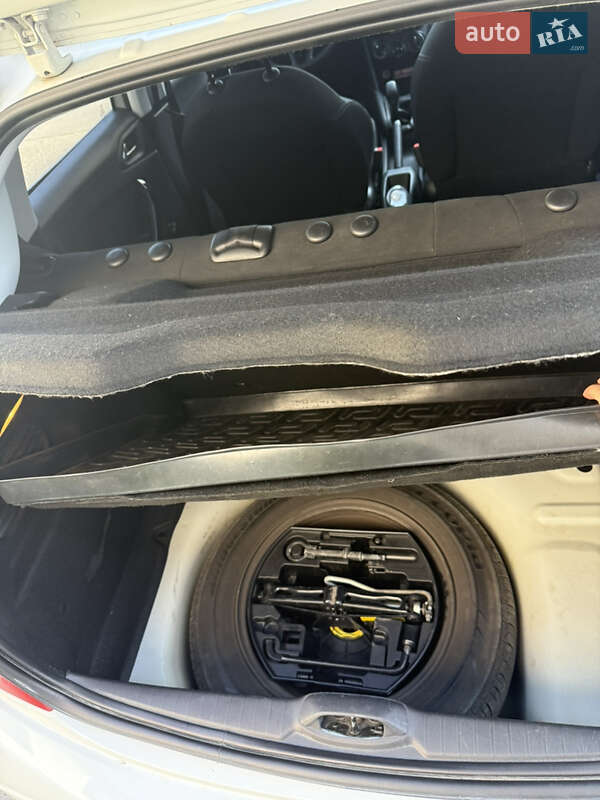 Хетчбек Peugeot 208 2013 в Києві